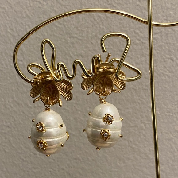 🐝 Gold Bee Pearl Drop Earrings 🐝 (Matte Gold, Brushed Gold) - Picture 15 of 16